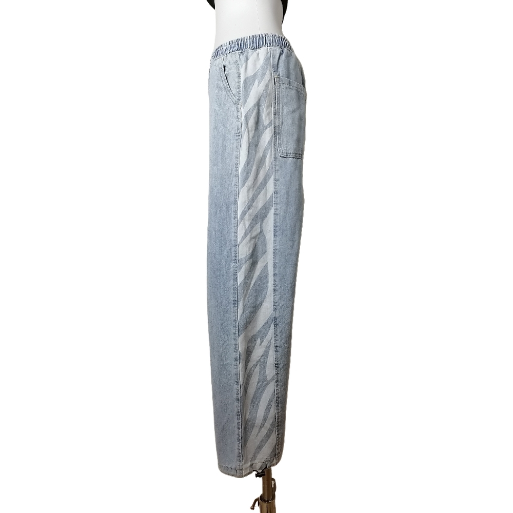 🐸 S/M， Light wash denim jeans with a relaxed fit.